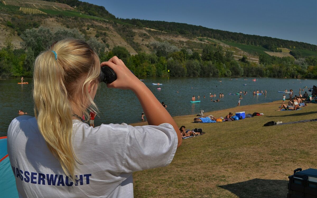 Die Wasserwacht Würzburg beobachtet Badende im Sommer Die Wasserwacht Würzburg beobachtet Badende im Sommer